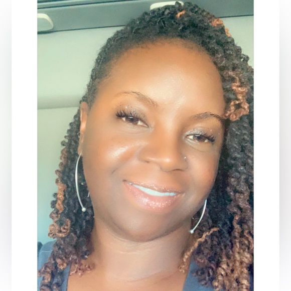 Meet your Posher, Nicole - Picture 1 of 1